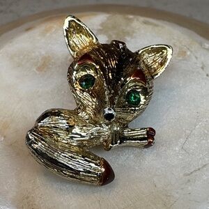 Vintage Gerry's 1” Enamel and Gold Tone Fox Brooch w/ Green Rhinestone Eyes